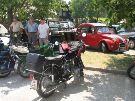 Razstava starodobnih vozil in vožnja po občini 8